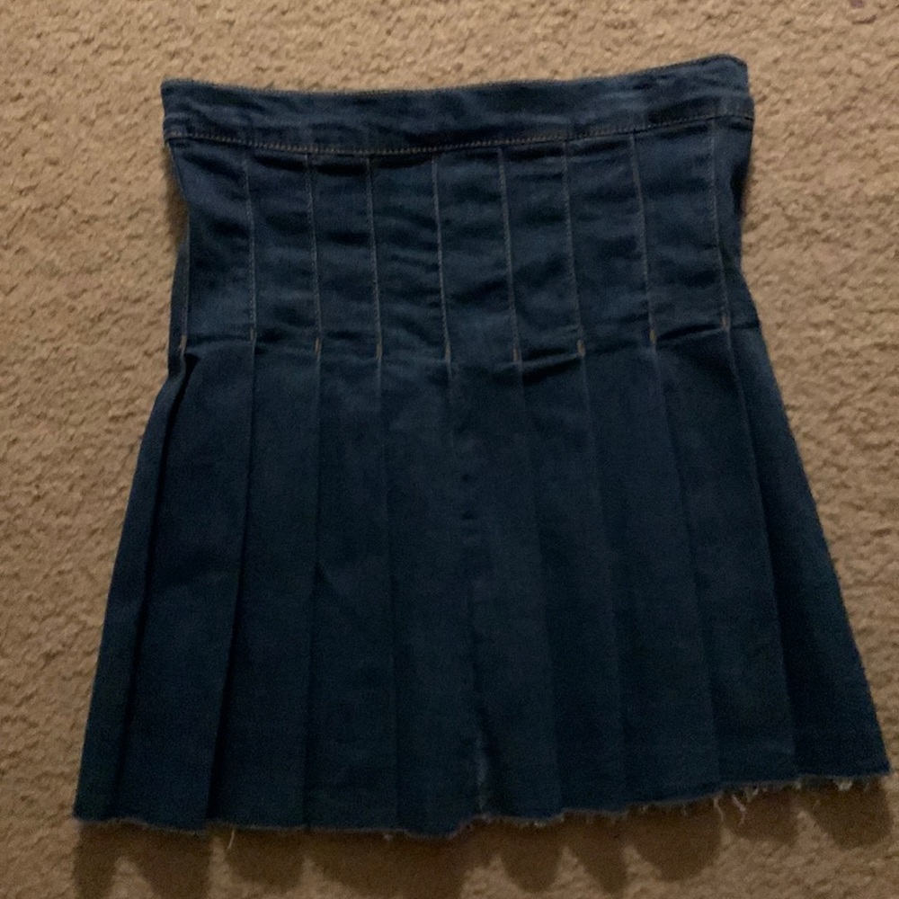 NWT jean skirt. Super cute! Perfect new condition. Size M